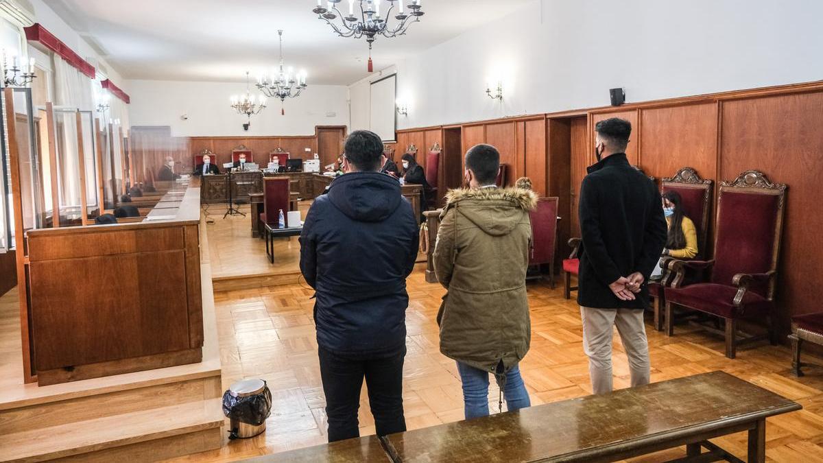 Los tres acusados de la agresión sexual, en la Audiencia Provincial de Badajoz.