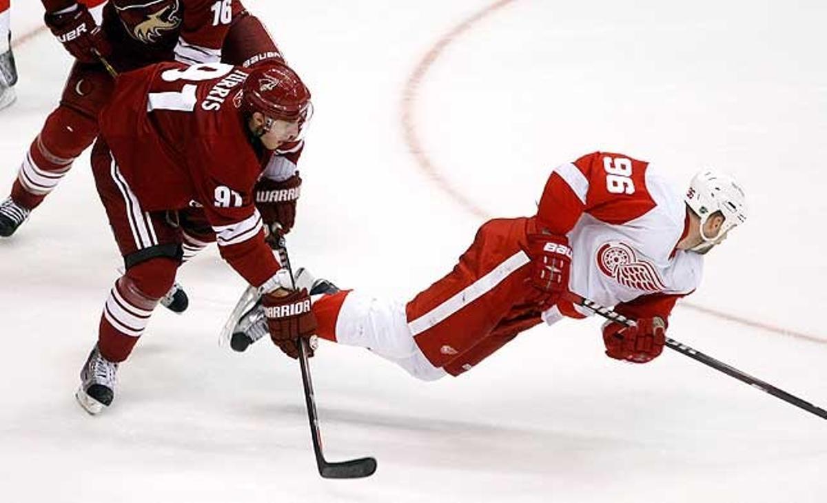 Kyle Turris, dels Coyotes de Phoenix, empeny Tomas Holmstrom dels Detroit Red Wings, en els quarts de final de la Conferència Oest de la NHL, a Arizona (EUA).