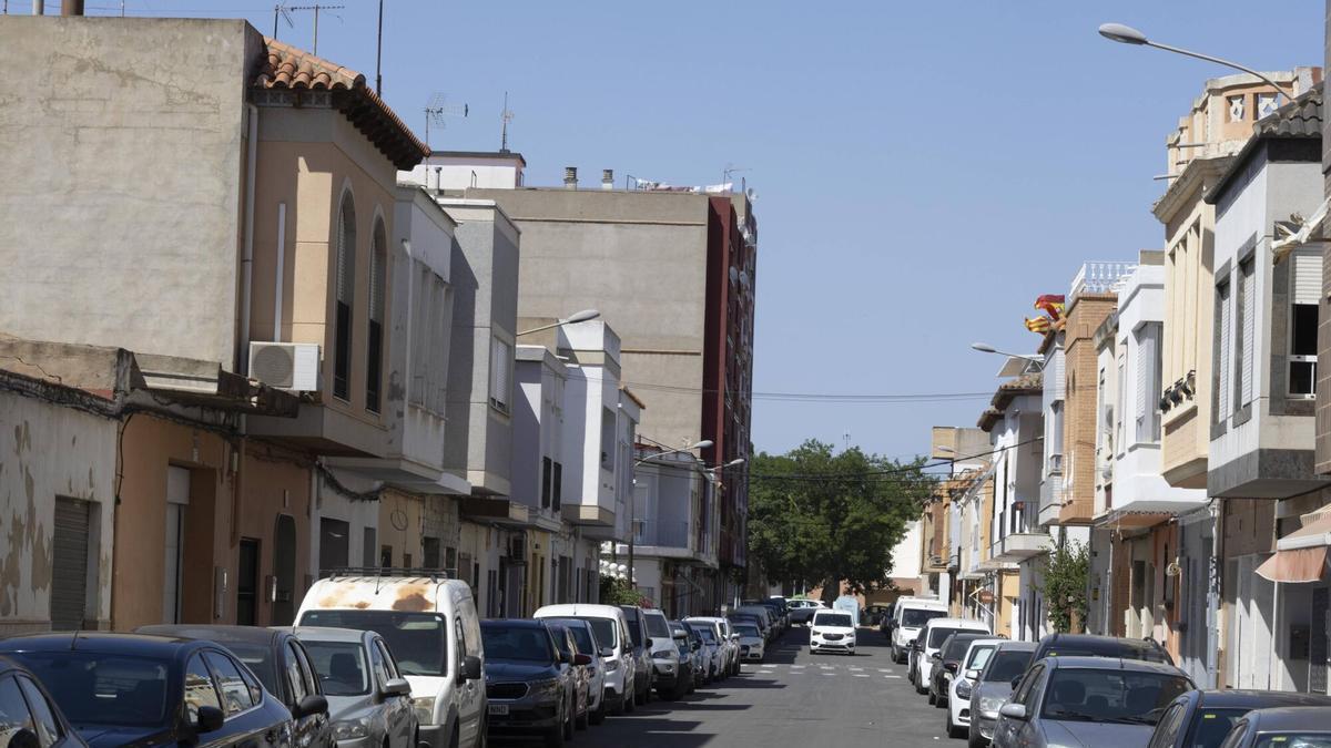 Una calle con bloques de viviendas en una imagen de archivo