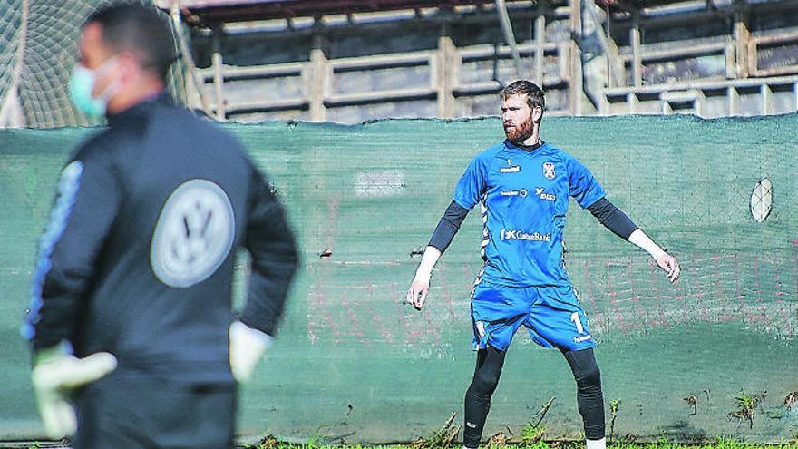 Adrián Ortolá, en un momento del entrenamiento de ayer en la Ciudad Deportiva, con las obras detrás.