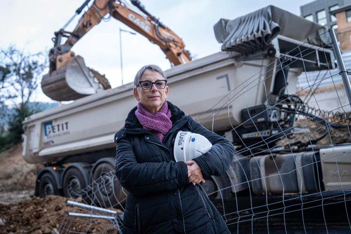 Barcelona, 20/11/2025 Sociedad. Elionor Selles, futura propietaria de uno de las viviendas colaborativas para mayores Can 70. Hay que fotografiarla delante de las obras. AUTOR: MANU MITRU