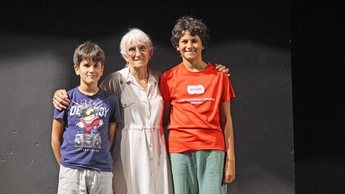 Roger (esquerra) i Biel Garcia (dreta) i Marcel·la Dabant a l’assaig al teatre Conservatori