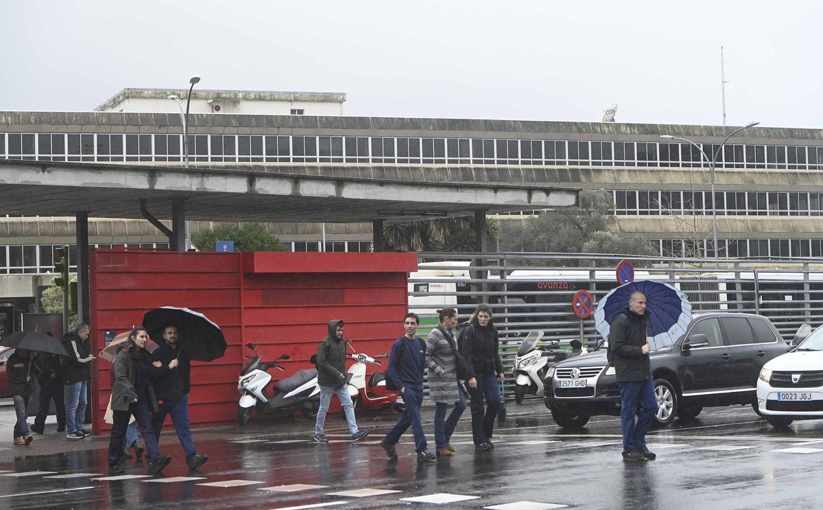 Salida de trabajadores de la planta de Stellantis, en Vigo, a la vuelta a la actividad tras las vacaciones de Navidad.