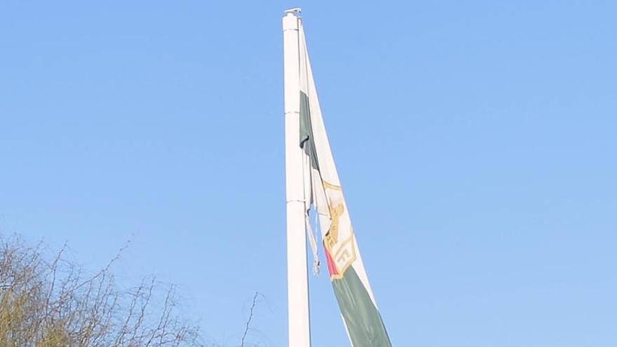 La bandera de la rotonda de la afición rota y en estado de abandono