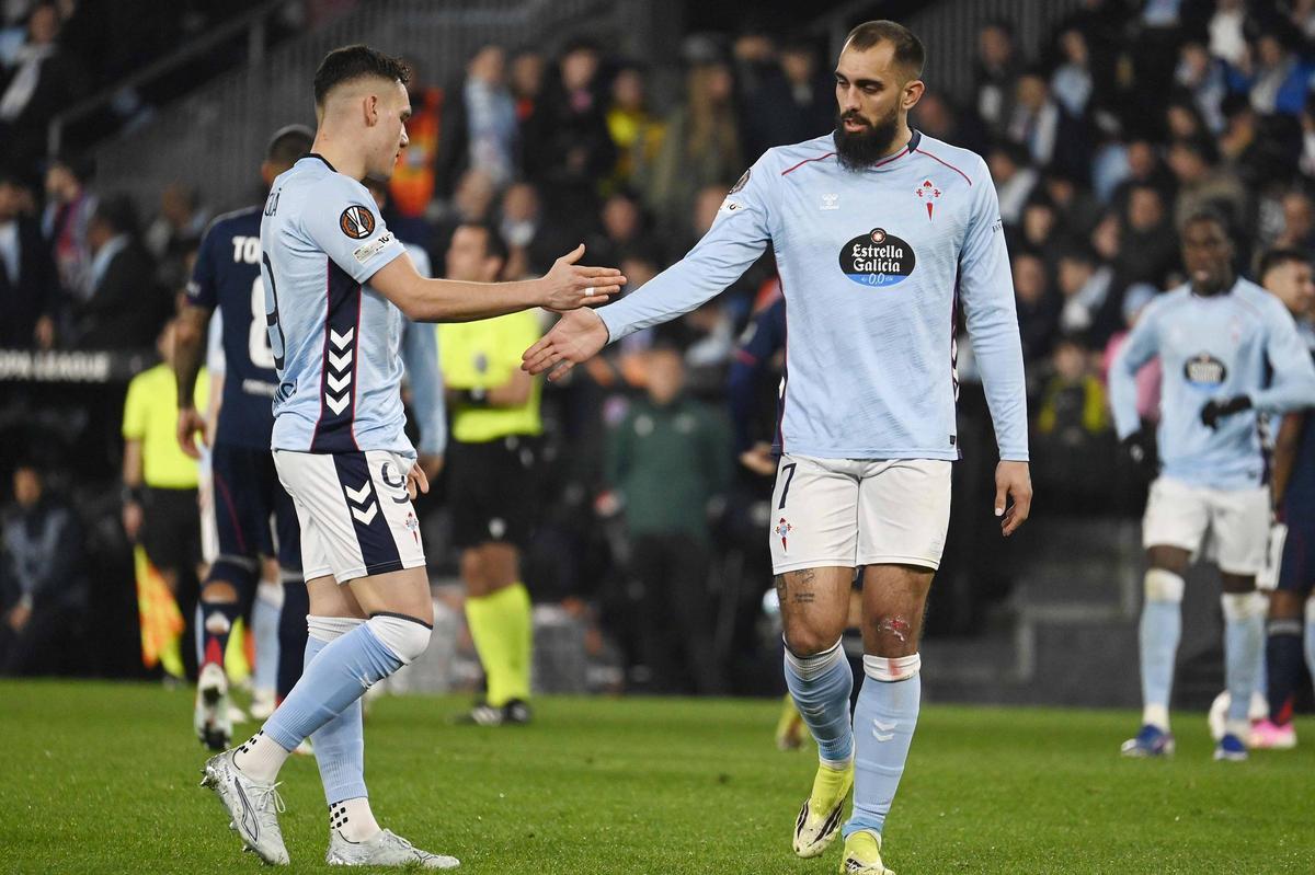 Jutglá y Borja se saludan durante el partido ante el Olympique de Lyon.