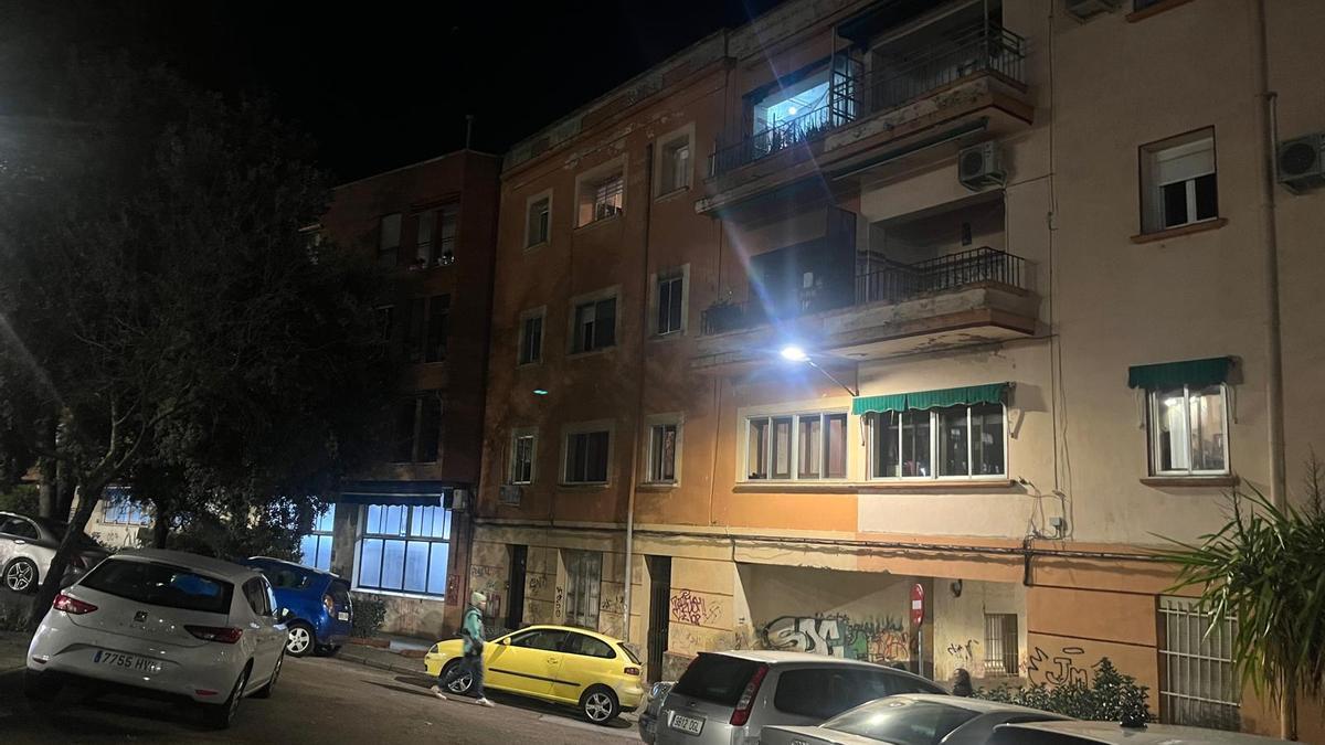 El primer y el tercer piso de la vivienda, ya con la luz encendida.