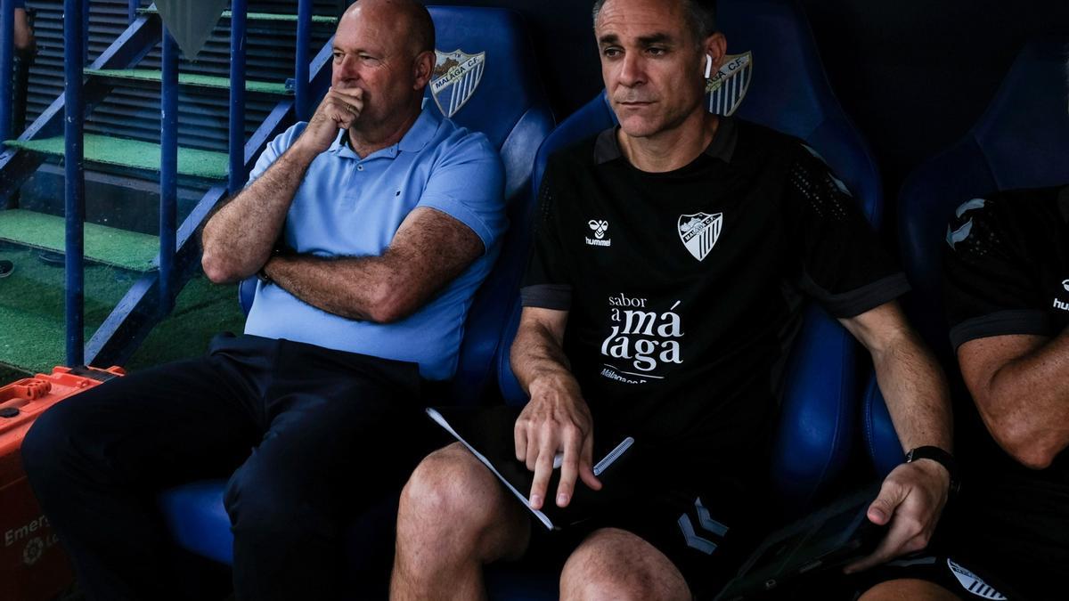 Pepe Mel, junto a Nacho Pérez, en el banquillo.