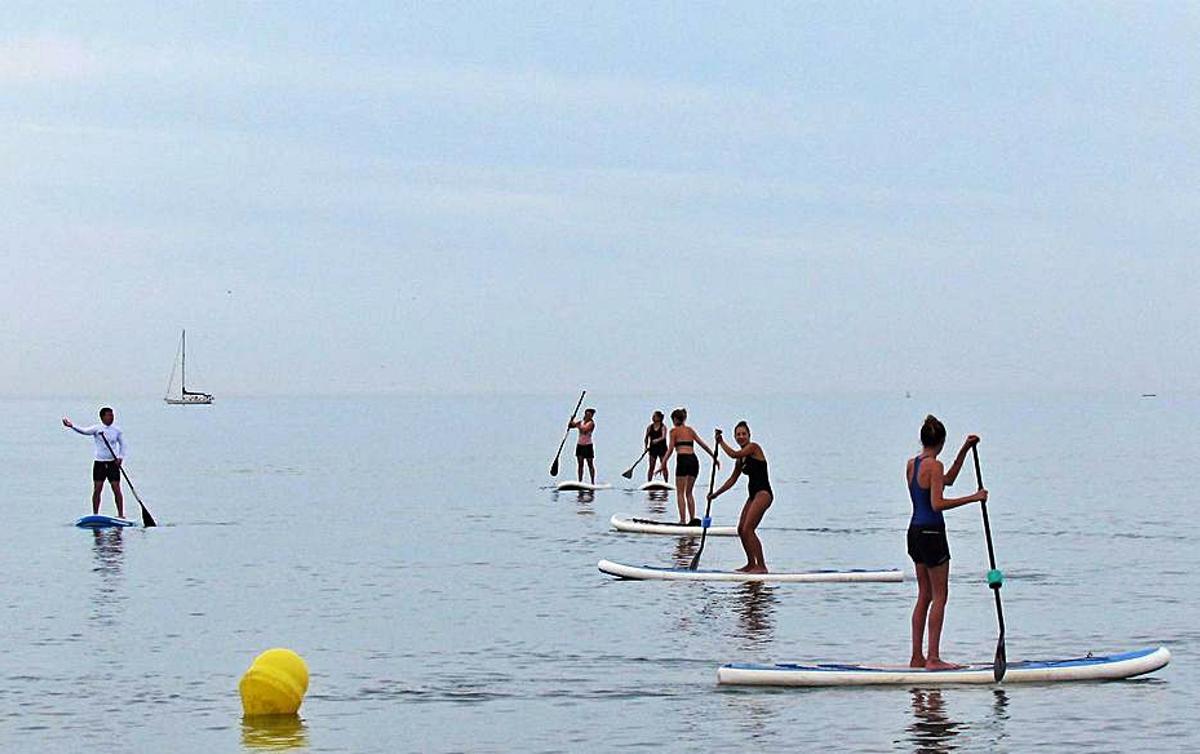 El boom de viajar sobre las olas en Málaga