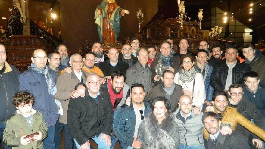 Higinio Vázquez posa con los cargadores de la Virgen y directivos de la Resurrección.