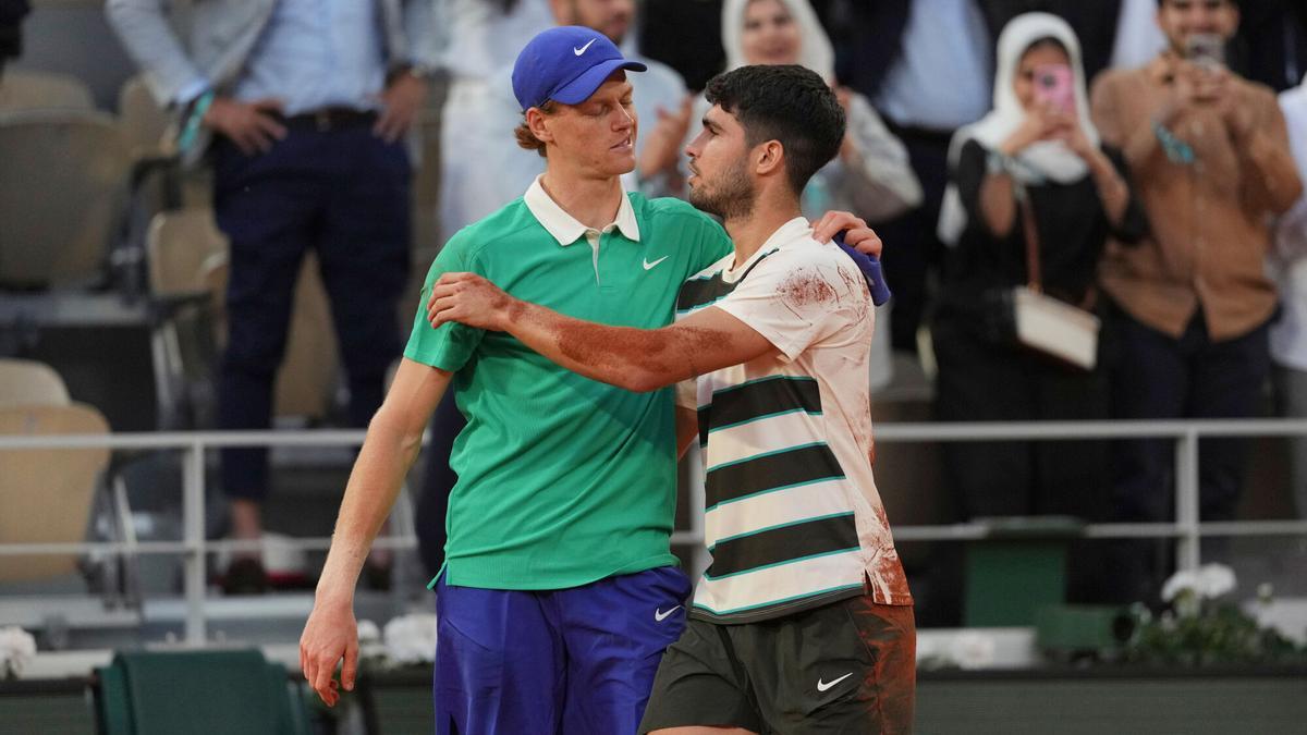 Sinner y Alcaraz se saludan tras la gran final de Roland Garros ganada por el murciano en este 2025.