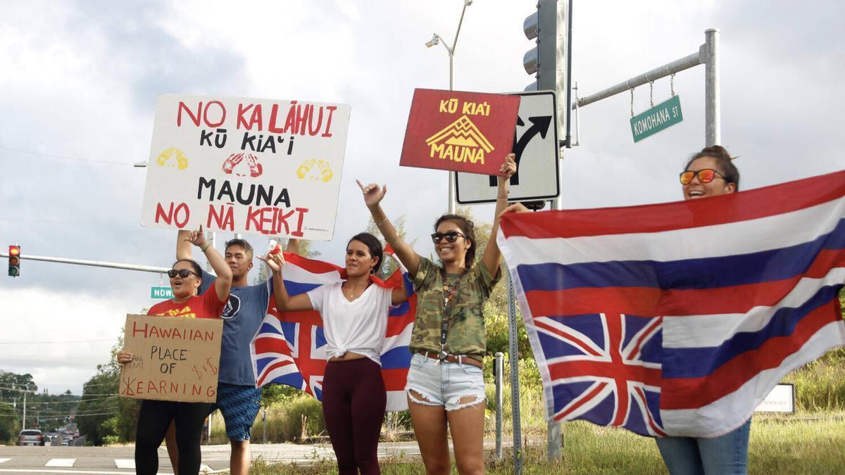Estudiantes de la Universidad de Hawái se unen a los 'Guardianes de la montaña' (Kū Kia’i Mauna) para solidarizarse en sus protestas por el TMT