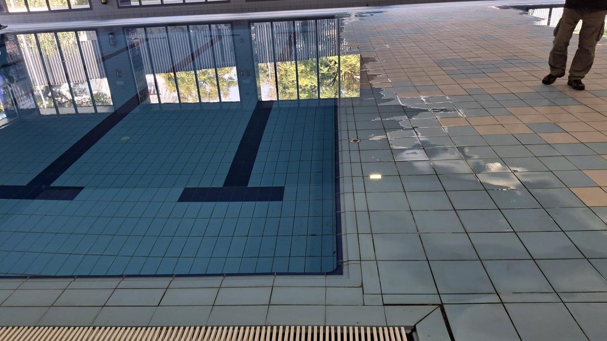 La deficiencia de más calado: no hay rebosadero en uno de los cuatro lados de las dos piscinas