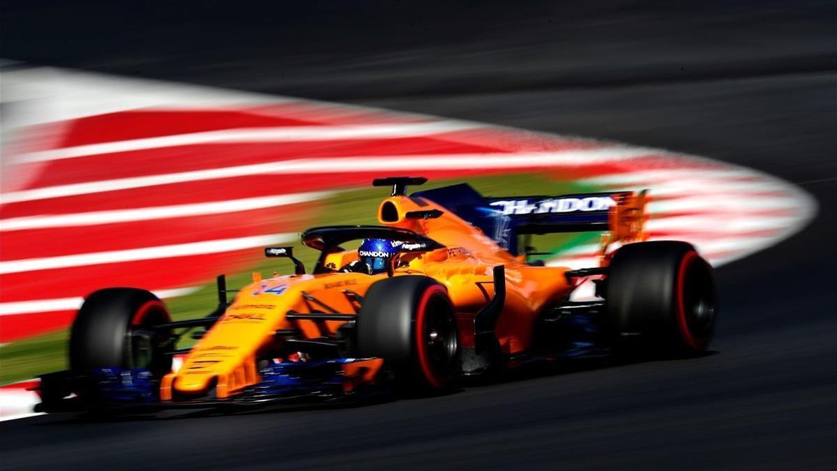 Fernando Alonso y su McLaren, en la sesión de este miércoles en Montmeló.
