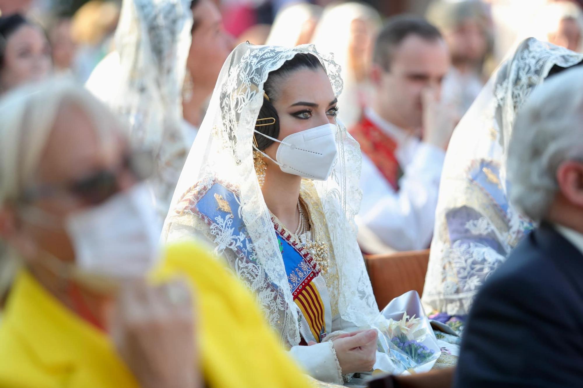 Carmen y la corte recuperan las mascarillas por prudencia sanitaria en el Cottolengo