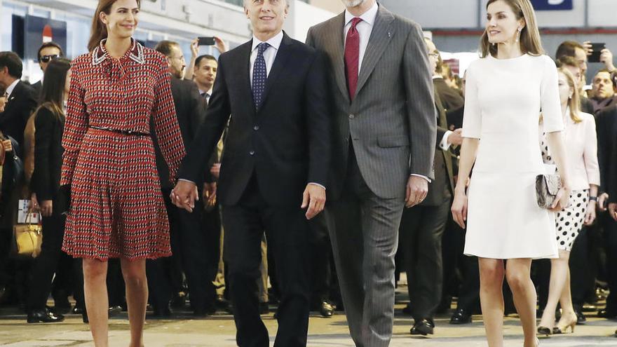 Los Reyes, el presidente de Argentina -país invitado-, Mauricio Macri, y su mujer Juliana Awada, ayer en ARCO.