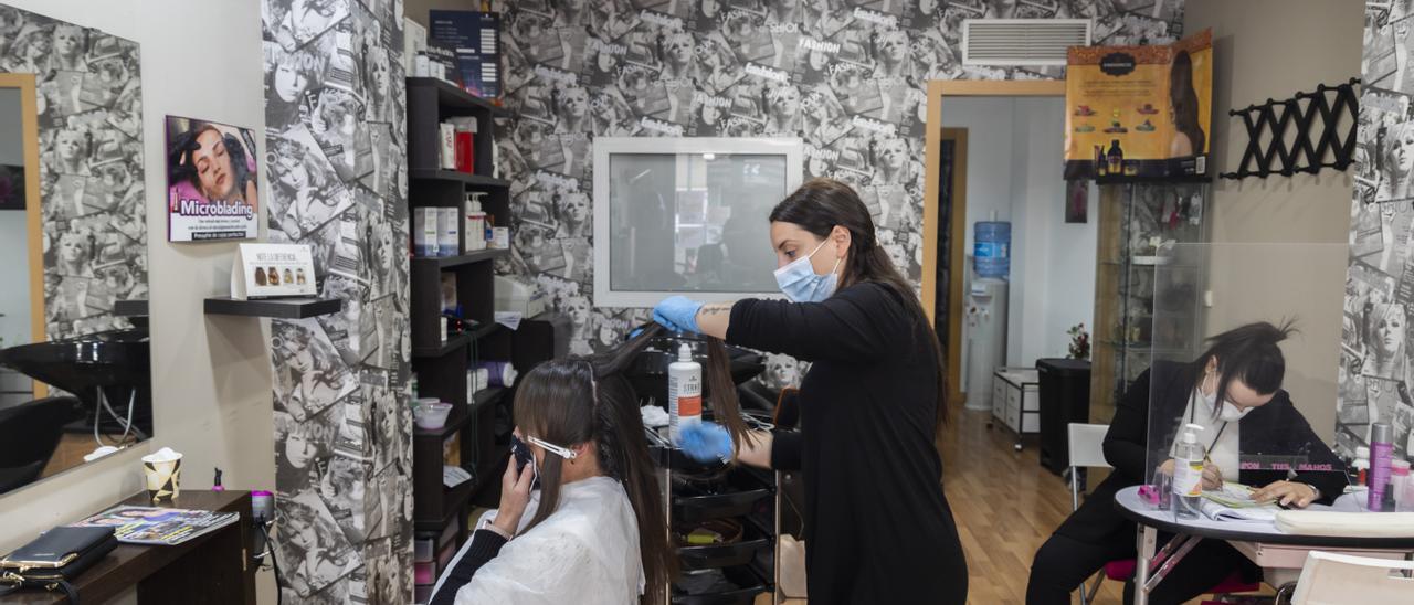 Alba y Claudia Casas en su peluquería y estética El salón de Claudia y Alba.