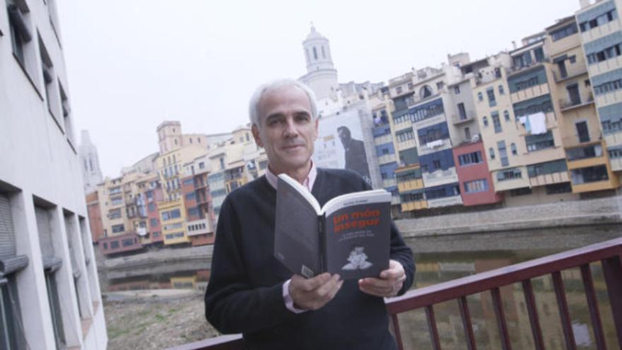 Jaume Curbet, al pont de sant Agustí, amb el seu llibre el mes de gener passat.