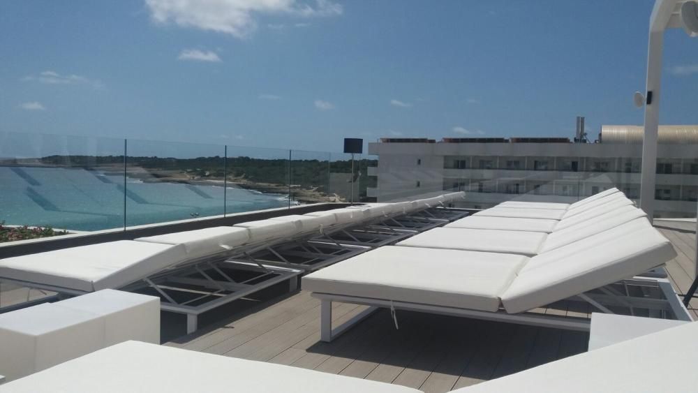 Auf der neuen Dachterrasse des Hotel Borneo in Cala Millor.