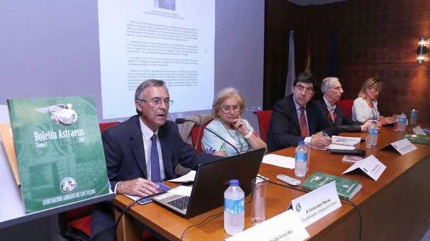 Gonzalo Prado, Delfina Cendón, Ignacio López-Chaves, José Manuel López-Chaves y Ángeles Marra, ayer en la presentación del boletín. // Ricardo Grobas