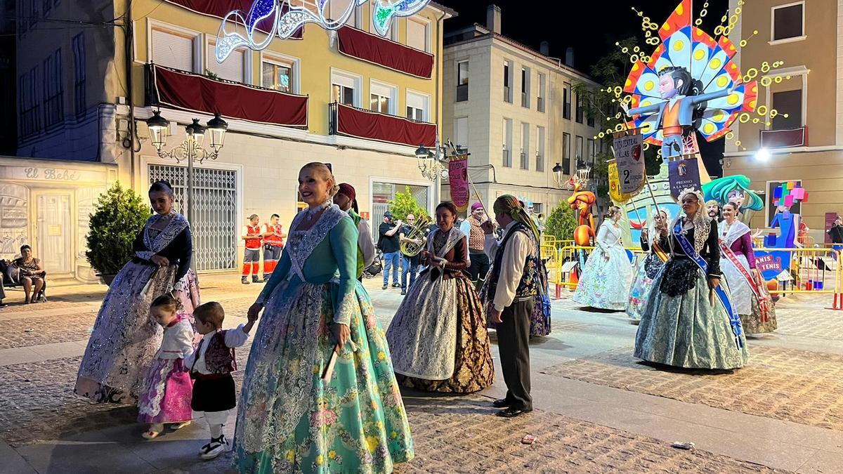 Un momento de la Cabalgata del Ninot en Elda.