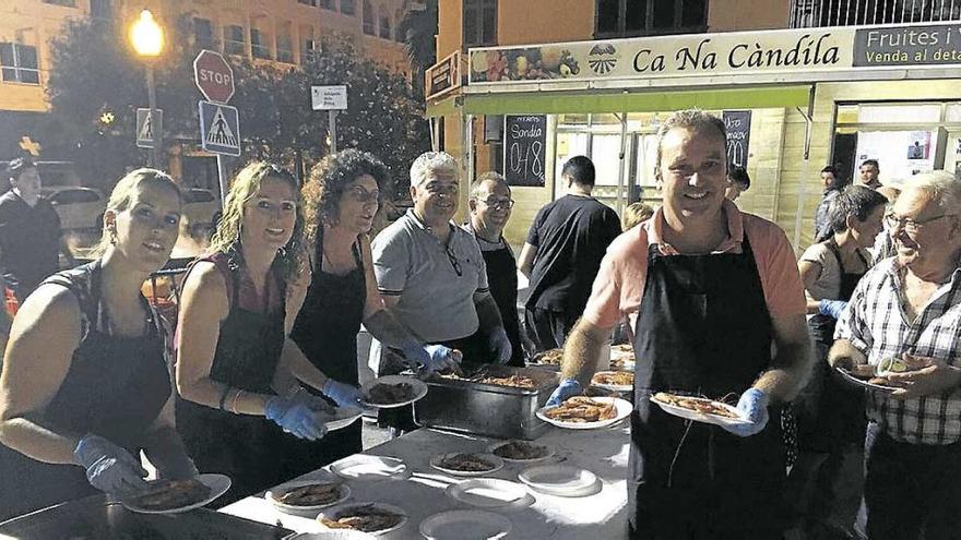 Unas mil personas comen más de 300 kilos de gambas