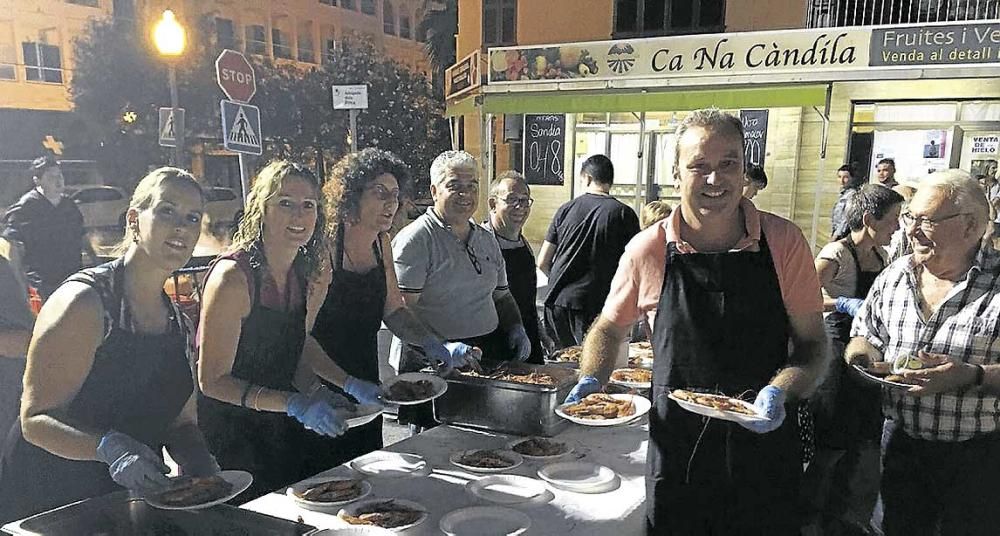 Unas mil personas comen más de 300 kilos de gambas