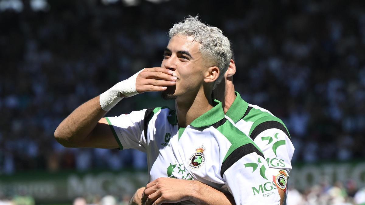 Dos goles de Zabiri amarran los tres puntos para el Racing ante el Alavés