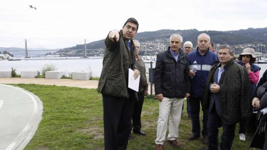 El presidente del Puerto de Vigo, Ignacio López-Chaves, durante una visita a las obras del paseo de Domaio.  // G.Núñez