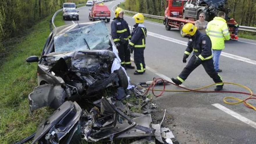 Uno de los coches siniestrados, ayer, en Cesuras. / carlos pardellas