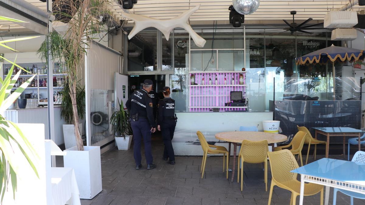 La Policía requiere el cierre de los locales abiertos en la Marina de Valencia