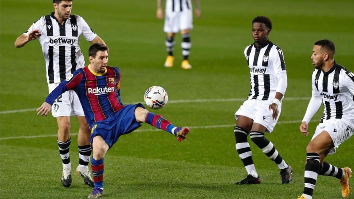 Messi, rodeado de rivales contra el Levante