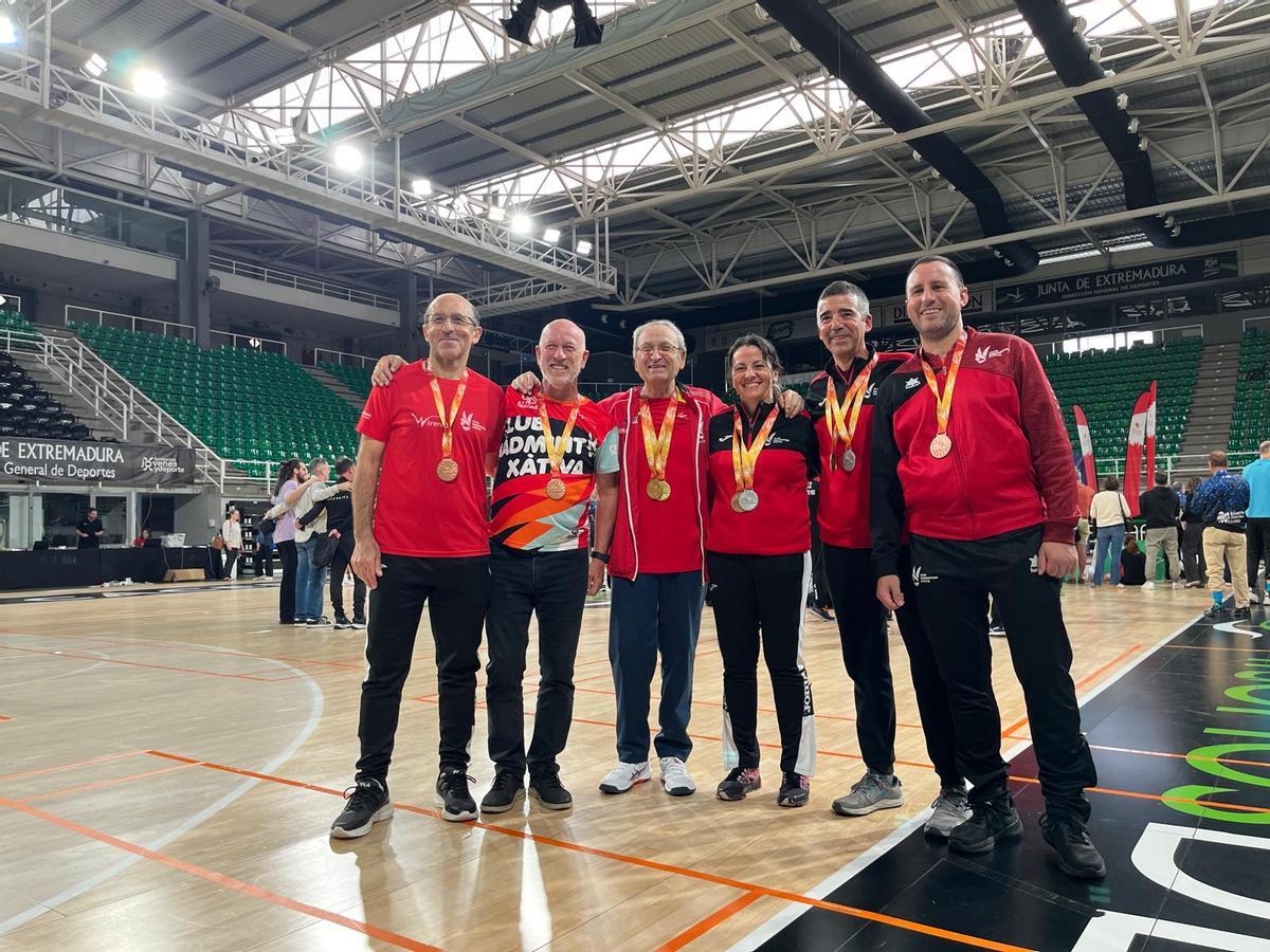 Deportistas senior del Bádminton Xàtiva con las medallas conseguidas en el Campeonato de España, en Cáceres.