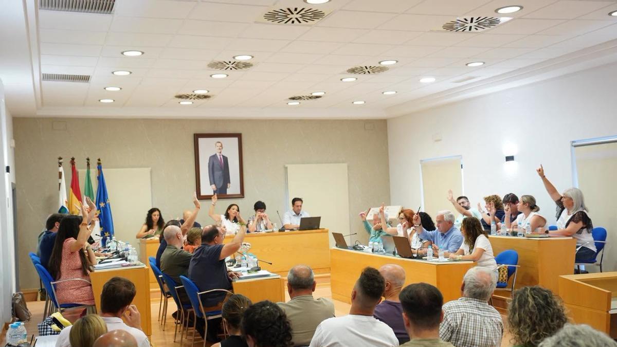 Votación de la moción en la sesión plenaria del mes de junio en Don Benito.