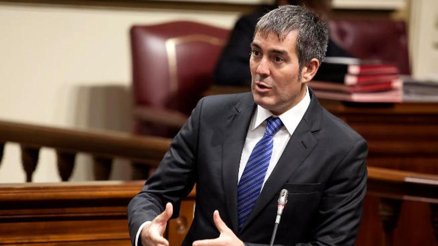 Fernando Clavijo durante una de sus intervenciones en el pleno celebrado ayer en el Parlamento de Canarias.