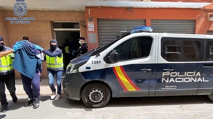 Diversos agents s&#039;emporten un dels detinguts a Almeria.