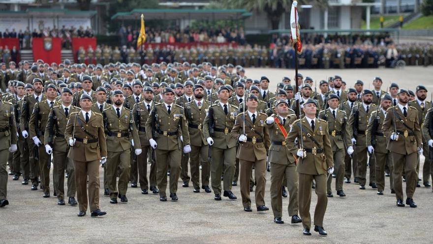 Efectivos de la Brilat en un desfile en la base General Morillo de Pontevedra.