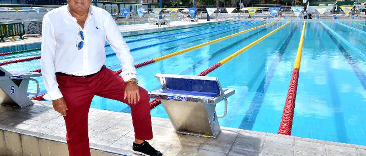 Manuel Herrera Macario al borde de la piscina del Club Natación Metropole.