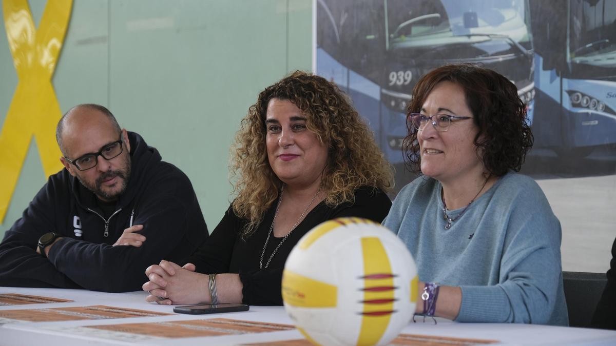 La presidenta de la Federació Catalana de Voleibol, Maribel Zamora, en el centro durante un acto de presentación del campeonato de Catalunya el pasado mes de marzo.