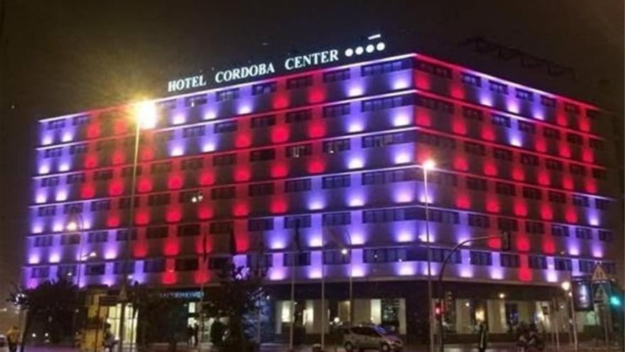 El Hotel Córdoba Center se suma al Día Mundial del Corazón iluminando su fachada