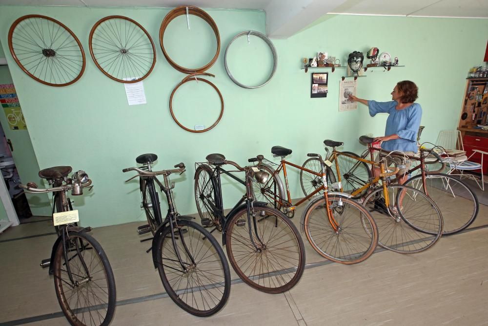 Luis Molist construyó durante más de medio siglo su propio santuario ciclista a escasos metros del mar, en Praia América. Parte de su colección podrá ser vista a finales de mes en Nigrán