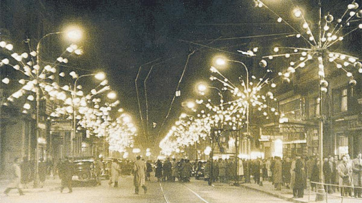 Una calle iluminada en 1957.