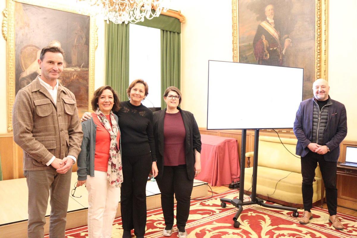Por la izquierda, Jorge González-Palacios, Marí Carmen Pardo, Carmen Moriyón, Sara Cervelló y Guzmán Pendás, antes de la presentación, en el salón de recepciones del Ayuntamiento.