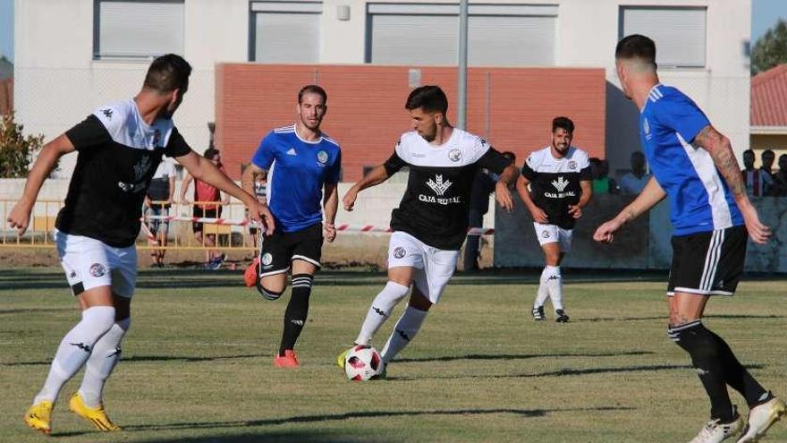 Carlos Ramos controla el balón ante Iñaki Eguileor.