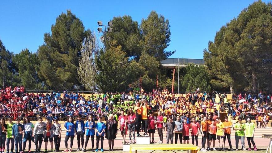 Els tres primers classificats de la jornada en els diferents graons del podi, acompanyats de representants dels altres nou centres escolars