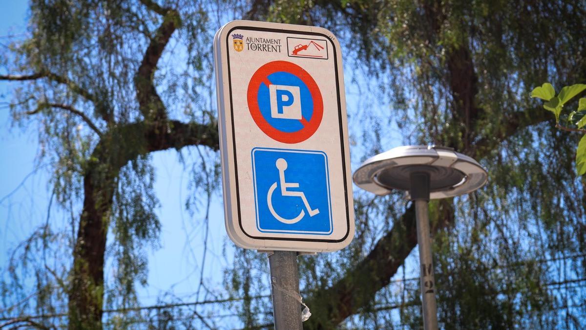 Sensor instalado en un aparcamiento para personas con movilidad reducida en Torrent.
