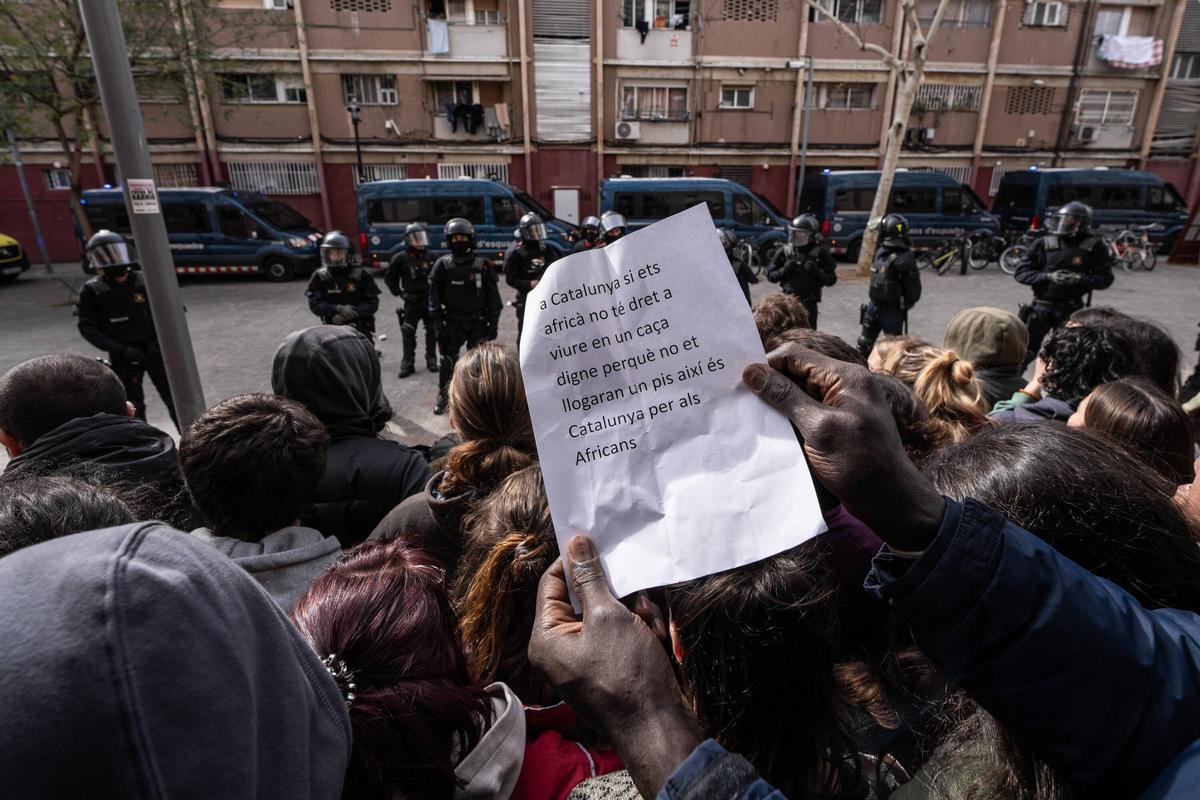 Quinto intento de desalojo en barrio del Besòs donde se refugian chicos llegados en patera de Canarias