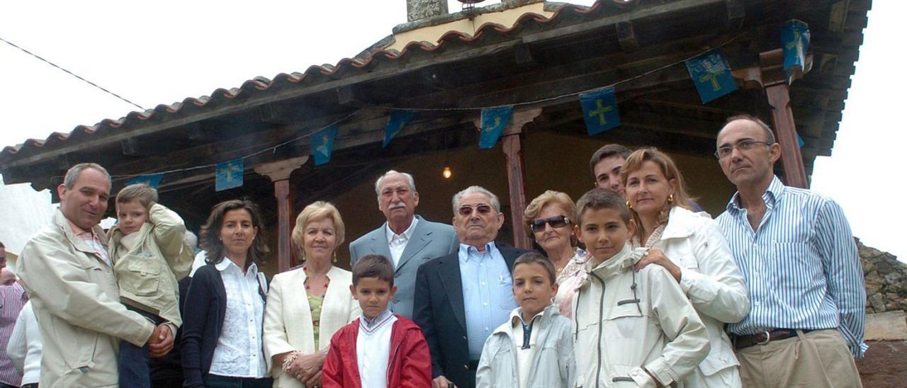 Luis Nozaleda Maujo, en el centro con bastón, y Emilio Arenas, detrás de él, con familiares en Camás.