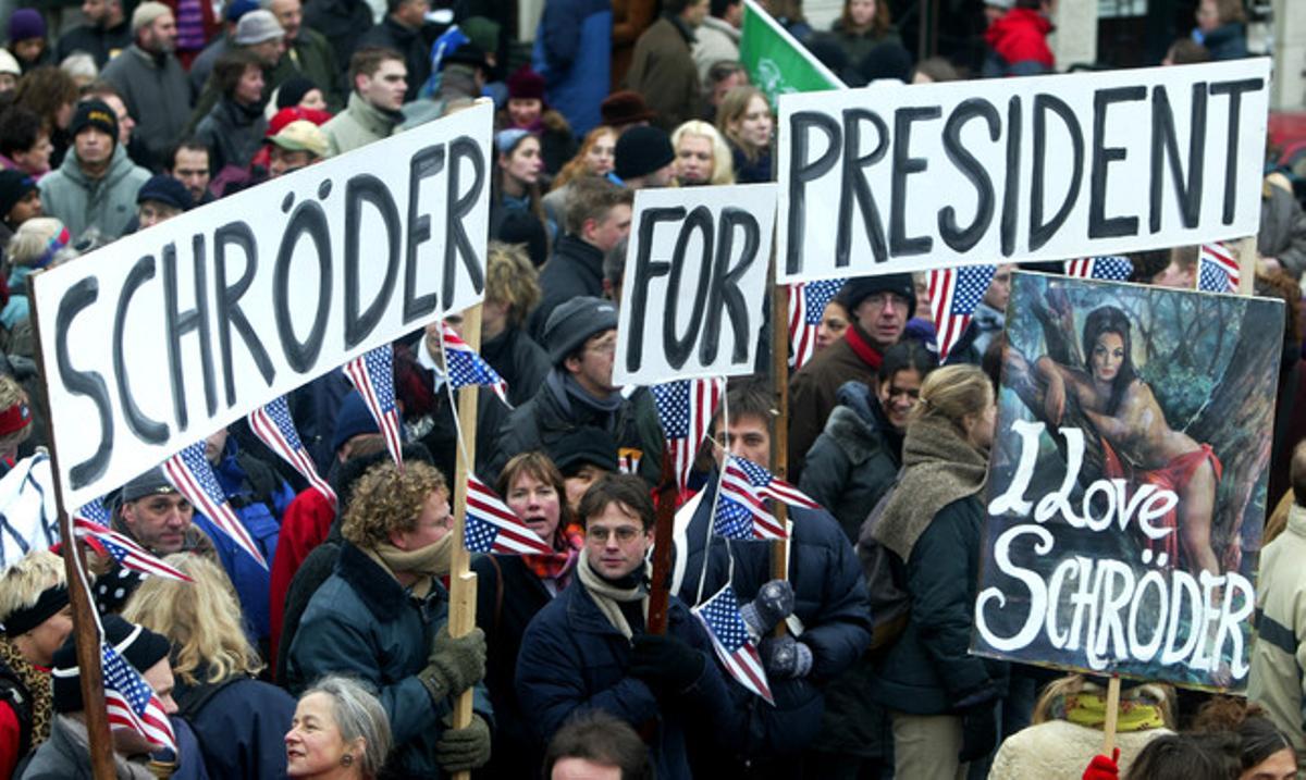 La protesta contra la guerra reunió en Amsterdam a más de 40.000 personas, que se congregaron también para expresar su rechazo al apoyo que el Gobierno holandés daba a la política belicista de Estados Unidos. En la foto, varias personas sostienen pancartas, en las que expresan su simpatía por el canciller alemán, Gerard Schröder, que no apoya una solución armada al conflicto de Irak.