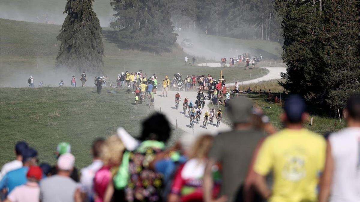 segea54974900 riders compete on the glieres plateau during the 18th stage 200917192438