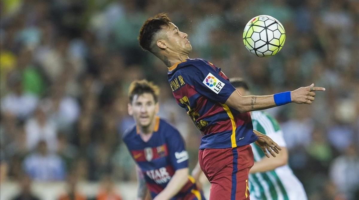 Neymar controla el balón con el pecho ante Messi, anoche en la visita del Barça al campo del Betis.